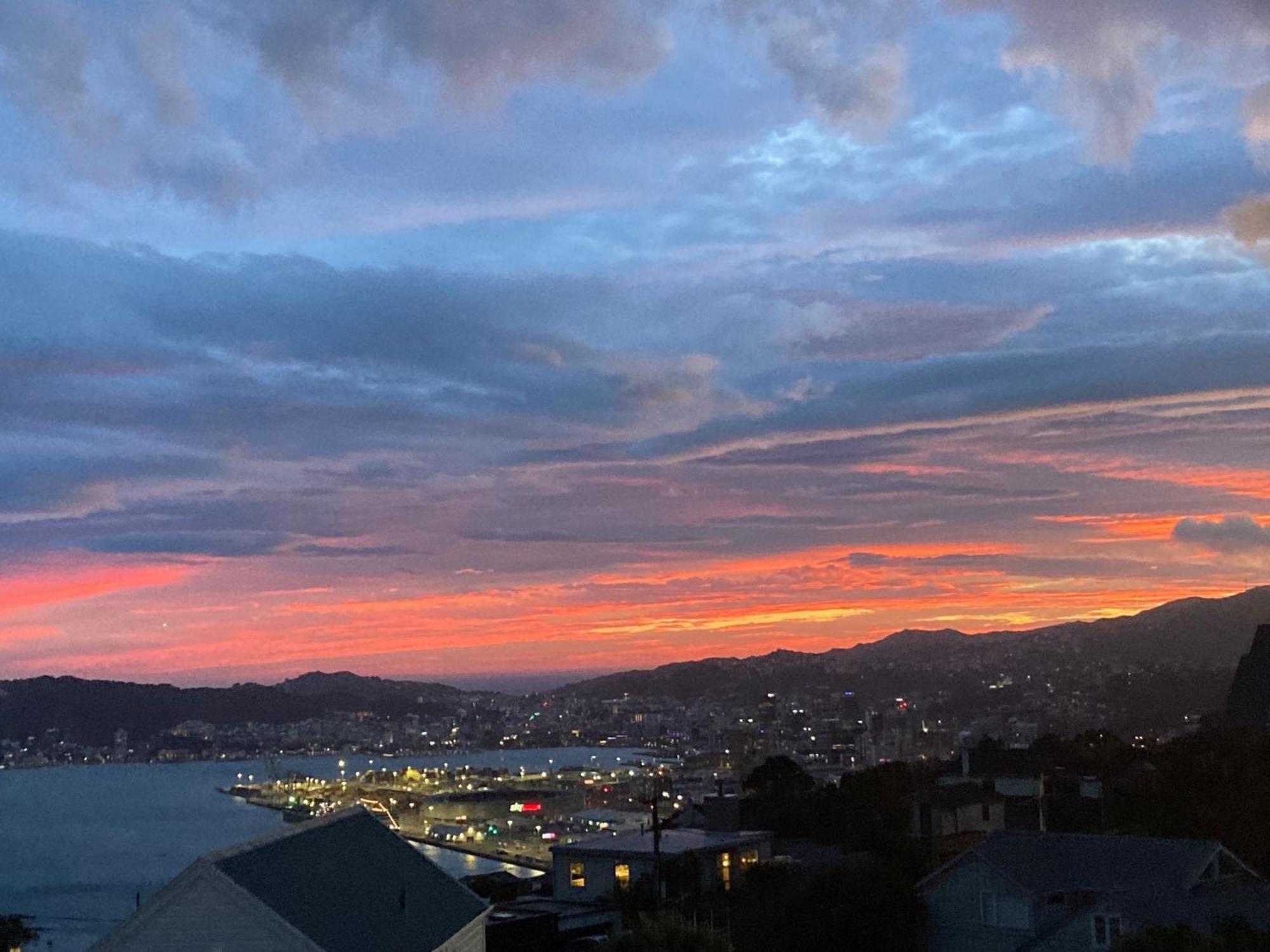 Khandallah Harbour View Bnb Уелингтън Екстериор снимка